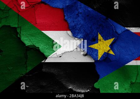 Flaggen des Sudan und des Südsudans auf gerissene Wand gemalt Stockfoto