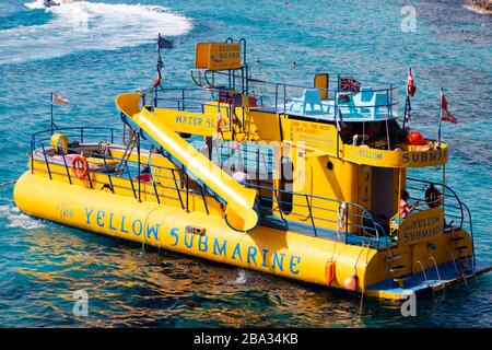 Gelbes U-Boot-Vergnügungsboot an der Love Bridge, Ayia Napa. Zypern Oktober 2018 Stockfoto