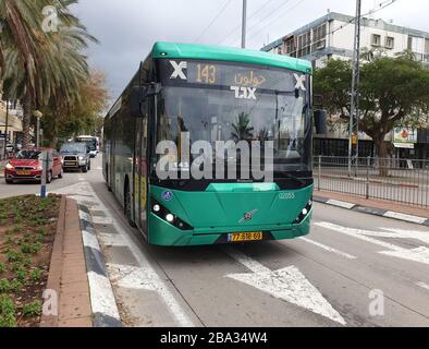 HOLON, ISRAEL. Januar 2020. Personenbus Green Egged, Route 143, an der Straße Eilat in Holon. Konzept des israelischen öffentlichen Verkehrssystems Stockfoto