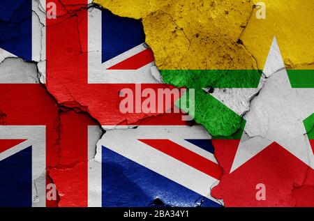 Flaggen Großbritanniens und Myanmars auf gerissene Wand gemalt Stockfoto