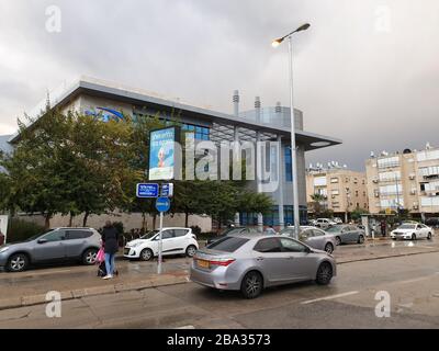 HOLON, ISRAEL. Januar 2020. Maccabi Gesundheitsdienst Klinik und Apotheke in der Straße Hoffein in Holon, dem Vorort von Tel Aviv, allgemeine Ansicht. Stockfoto