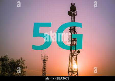 5G-Funksende-Tower mit Antennen für die Kommunikationsabdeckung Stockfoto