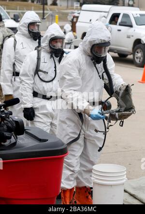 Soldaten der Nationalgarde von Wisconsin üben das tragen von Schutzausrüstung und das führen einer Fahrt durch das Testzentrum das COVID-19-Coronavirus vom 22. März 2020 in Madison, Wisconsin. Stockfoto