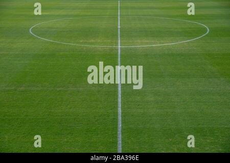 Gepflegter Fußballplatz bereit für das Spiel Stockfoto