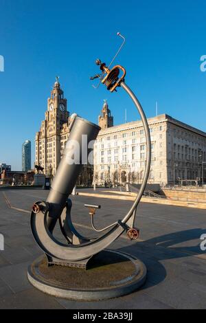 Denkmal für Jeremiah Horrocks am George's Pier Head. Dieses Denkmal von Andy Plant ist in Form eines Teleskops, das auf die Sonne und die Venus zeigt. Stockfoto