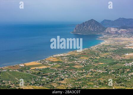 Blick über die sizilianische Küste und den Cofano Park, vom Schloss Pepoli am Gipfel von Erice Stockfoto