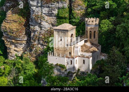 Torretta Pepoli wurde Ende des 19. Jahrhunderts unter dem Venusschloss in der Altstadt von Erice auf Sizilien im ekletischen Stil erbaut Stockfoto