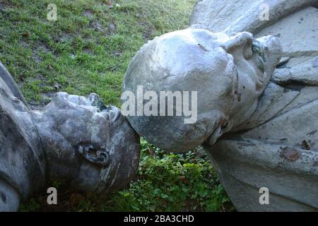 Statuen von Lenin und Petru Groza, die nach der antikommunistischen Revolution in Rumänien von 1989 aufgegeben wurden Stockfoto