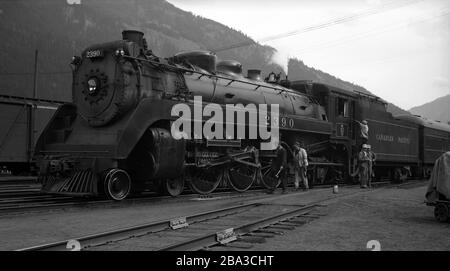 Überprüfung des Zuges vor Abfahrt des kanadischen Pazifikmotors 2390 Stockfoto