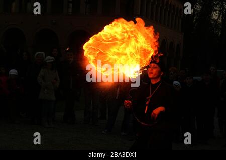 Feuerwehrunterhalter, der vor Publikum auftrat Stockfoto