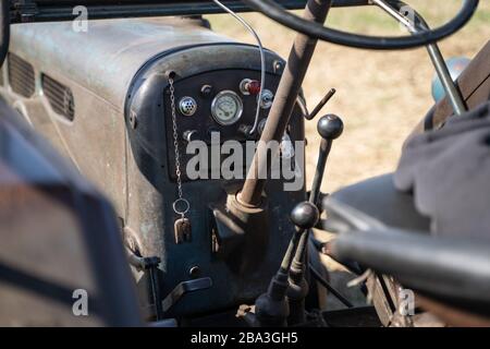 Der alte und alte Lanz Bulldog Tractorr, der mit einem Pflug auf den Feldern arbeitet und zeigt, wie die Landwirtschaft vor vielen Jahren erfolgte. Stockfoto