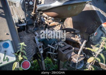 Der alte und alte Lanz Bulldog Tractorr, der mit einem Pflug auf den Feldern arbeitet und zeigt, wie die Landwirtschaft vor vielen Jahren erfolgte. Stockfoto