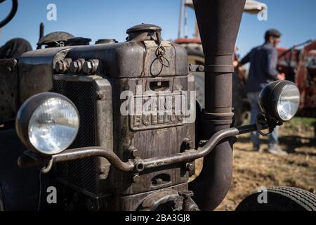 Der alte und alte Lanz Bulldog Tractorr, der mit einem Pflug auf den Feldern arbeitet und zeigt, wie die Landwirtschaft vor vielen Jahren erfolgte. Stockfoto