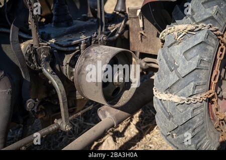 Der alte und alte Lanz Bulldog Tractorr, der mit einem Pflug auf den Feldern arbeitet und zeigt, wie die Landwirtschaft vor vielen Jahren erfolgte. Stockfoto