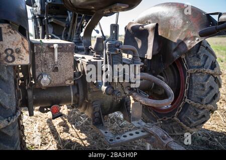 Der alte und alte Lanz Bulldog Tractorr, der mit einem Pflug auf den Feldern arbeitet und zeigt, wie die Landwirtschaft vor vielen Jahren erfolgte. Stockfoto