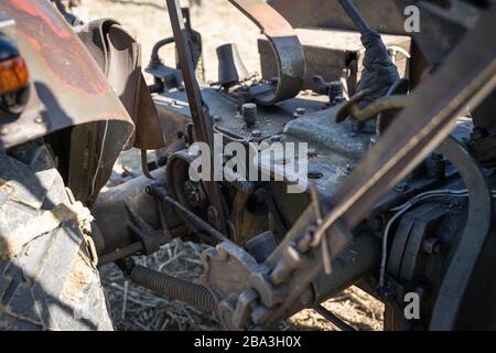 Der alte und alte Lanz Bulldog Tractorr, der mit einem Pflug auf den Feldern arbeitet und zeigt, wie die Landwirtschaft vor vielen Jahren erfolgte. Stockfoto