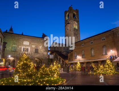 Bergamo Italien 27. Dezember 2019: Alter Platz mit Weihnachtsdekorationen für die Feiertage beleuchtet Stockfoto