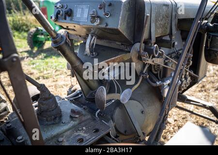 Der alte und alte Lanz Bulldog Tractorr, der mit einem Pflug auf den Feldern arbeitet und zeigt, wie die Landwirtschaft vor vielen Jahren erfolgte. Stockfoto