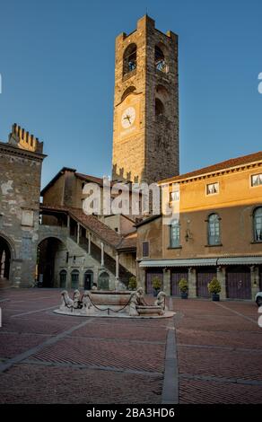 Bergamo Italien 27. Dezember 2019: Alter Platz mit Weihnachtsdekorationen für die Feiertage beleuchtet Stockfoto