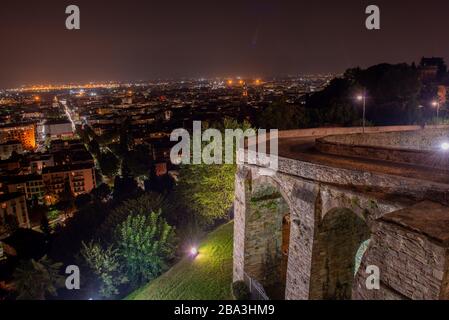 Bergamo bei Nacht mit Straße, die in die Altstadt Stockfoto