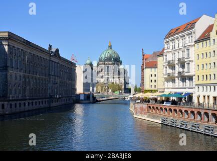 Berlin, Deutschland, Blick auf den Berliner Dom vom Nikolai-Viertel im Zentrum Stockfoto
