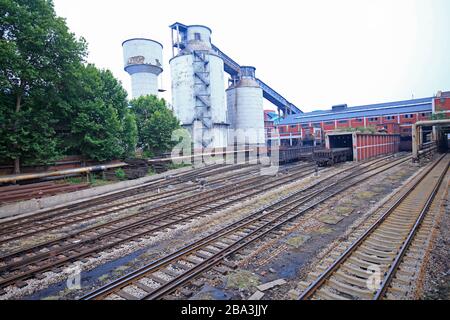 Güterzuggleise im Kohlebergwerk Stockfoto