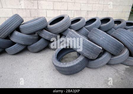 Februar 2020 - alte Reifen stapelten sich bereit für das Recycling vor einer Garage im Somerset Dorf Cheddar. Stockfoto