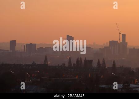 Skyline von Leeds bei Sonnenaufgang. Stockfoto