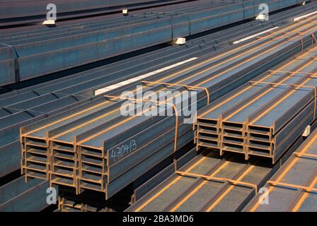 Deutschland, Niedersachsen, Peine, Stahltraeger im Hafen, Stahtraeger Stockfoto