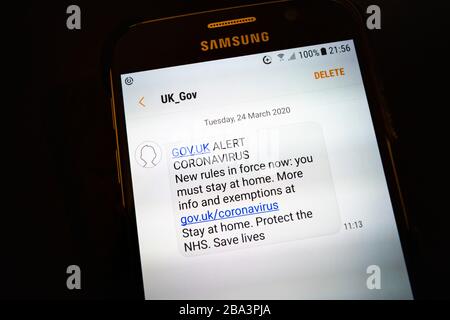 Die SMS-Warnung (SMS) für Mobiltelefone der Regierung wird mit Anweisungen zum Aufenthalt zu Hause und zum Schutz des NHS während der Coronavirus Pandemie gesperrt Stockfoto