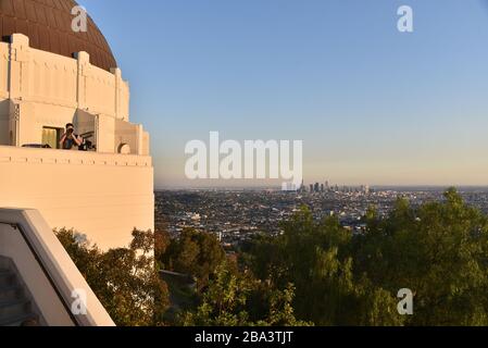 LOS ANGELES, CA/USA - 6. FEBRUAR 2020: Touristen, die Fotos vom Griffith Observatory im Griffith Park machen Stockfoto