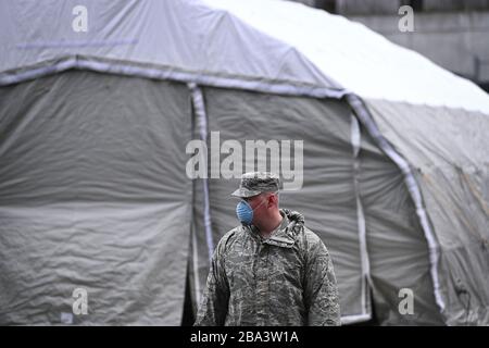 New York City, USA. März 2020. Mitglieder der Air Force Reserve legten Zelte auf und verlegten medizinische Geräte, während sie eine provisorische Leichenhalle außerhalb des Bellevue Hospital bauen, um potenzielle hohe Anzahl von Coronavirus Opfern, New York, NY, am 25. März 2020 zu bewältigen. Am 24. März, New York Reg. ADrew Cuomo prognostizierte, dass die mit COVID-19 Infizierten über 100.000 erreichen könnten, wobei 40.000 intensiv versorgt werden müssten. (Anthony Behar/Sipa USA) Credit: SIPA USA/Alamy Live News Stockfoto