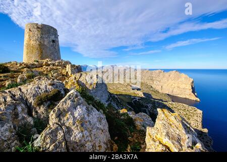 Wachtturm Talaia d'Albercutx, rechts Mirador es Colomer und Punta de la Salada, Halbinsel Formentor, in der Nähe von Pollenca, Mallorca, Balearen, Spanien Stockfoto