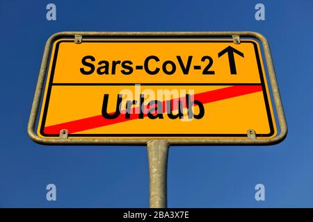 Digital Composing, Symbolbild, Ortsnamenschild, Urlaub, Coronavirus, Sars-CoV-2, Covid-19, Deutschland Stockfoto