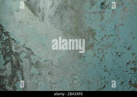 Alte Wand gerissen. Blaue gerissene Wand. Die Textur für Designer ist eine alte Wand bei Tageslicht. Stockfoto