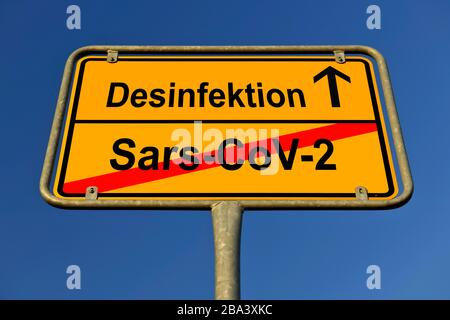 Digital Composing, Symbolbild, Ortsnamenschild, Desinfektion, Coronavirus, Sars-CoV-2, Covid-19, Deutschland Stockfoto