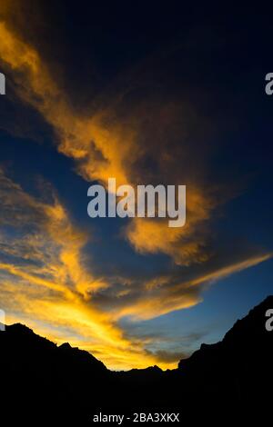 Helle Wolken bei Sonnenuntergang, Parque Provincial Acconcagua, in der Nähe von Uspallata, Provinz Mendoza, Argentinien Stockfoto