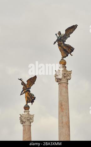 Statue und Skulpturen im Vittoriano-Gebäude in rom Stockfoto