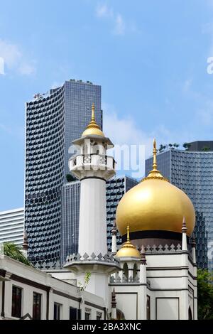 Masjid-Sultan-Moschee im arabischen Viertel, dahinter DUO-HOCHHÄUSER des Architekten Ole Scheeren, Singapur Stockfoto