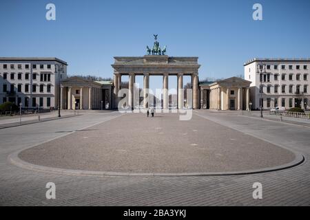 Leerer Pariser Platz mit Brandenburger Tor, soziale Distanzierung, Coronavirus, Berlin, Deutschland Stockfoto