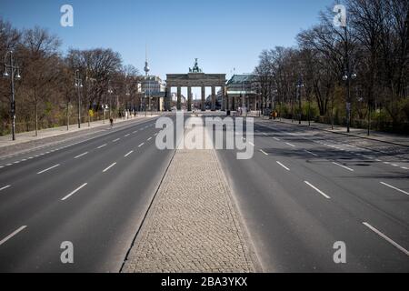 Leere Straße vom 17. Juni mit Brandenburger Tor, soziale Distanzierung, Coronavirus, Berlin, Deutschland Stockfoto