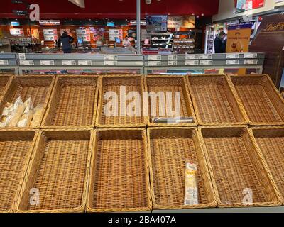 Leere Regale für Brot im Supermarkt, Haufenkäufe wegen Coronavirus, Stuttgart, Baden-Württemberg, Deutschland Stockfoto