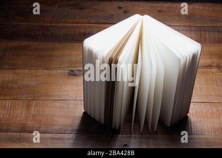 Notizbuch auf Holzhintergrund Stockfoto