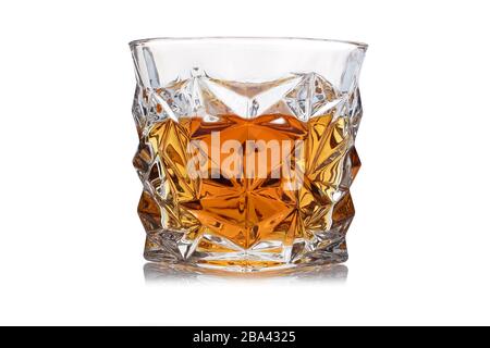 Ein Glas Brandy auf weißem Hintergrund Stockfoto