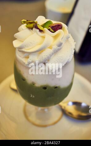 Sizilianischer Sorbet mit Schlagsahne Stockfoto