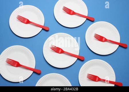 Papierplatten und Kunststoffplatten auf blauem Hintergrund Stockfoto