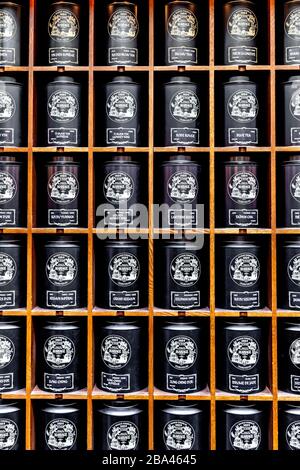 Große Teekanister in Regalen im französischen Teehaus Mariage Frères Tea Emporium and Restaurant, Covent Garden, London, Großbritannien Stockfoto