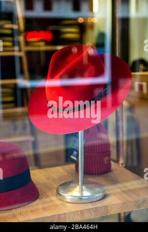 Red hat auf der Shopanzeige von Laird Hatters in New Row, Covent Garden, London, Großbritannien Stockfoto