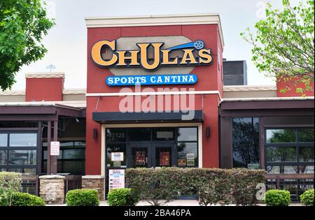 Houston, Texas/USA 25.03.2020: Chulas Sports Cantina Exterieur in Willowbrook in Houston, TX. Bar & Grill mit Live-Unterhaltung. Stockfoto