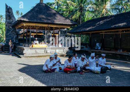 Bali, Indonesien 27. juni 2017: Buddhisten beten im Tempel von Tyrta Empul in Bali, Indonesien. Es hat heiliges Wasser, in dem Hindu-Bali-Menschen für Reinigungsrituale gehen. Stockfoto